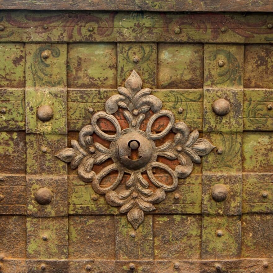 Image of an old safe for history of safes