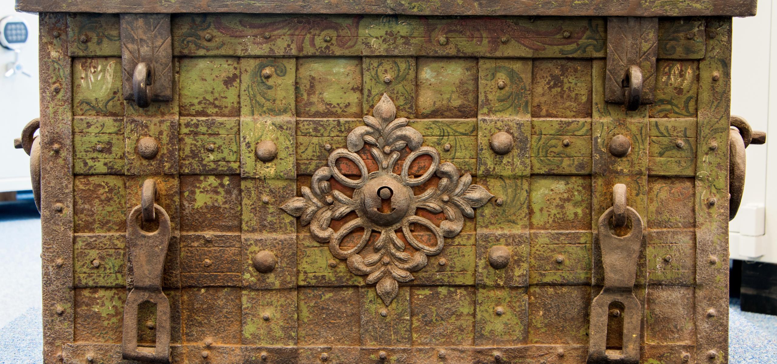 Image of an old safe for history of safes