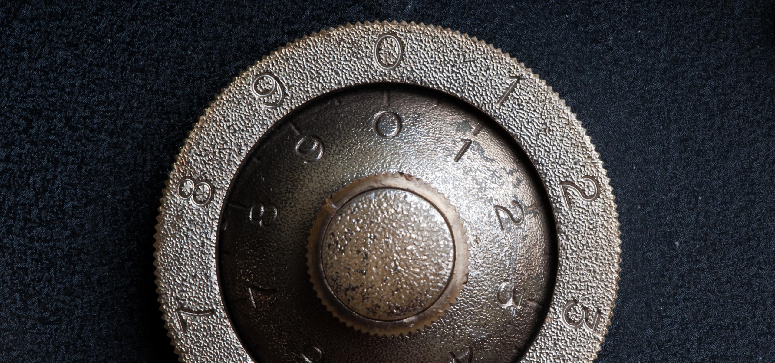 Image of an old safe for history of safes
